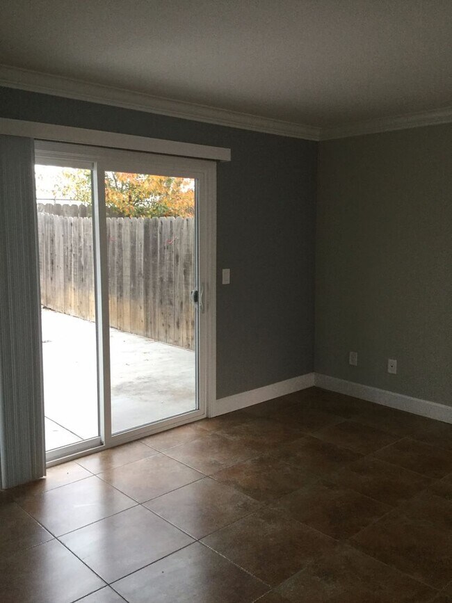 Building Photo - 2 Bedroom / 1 Bathroom Townhome in Bay Point