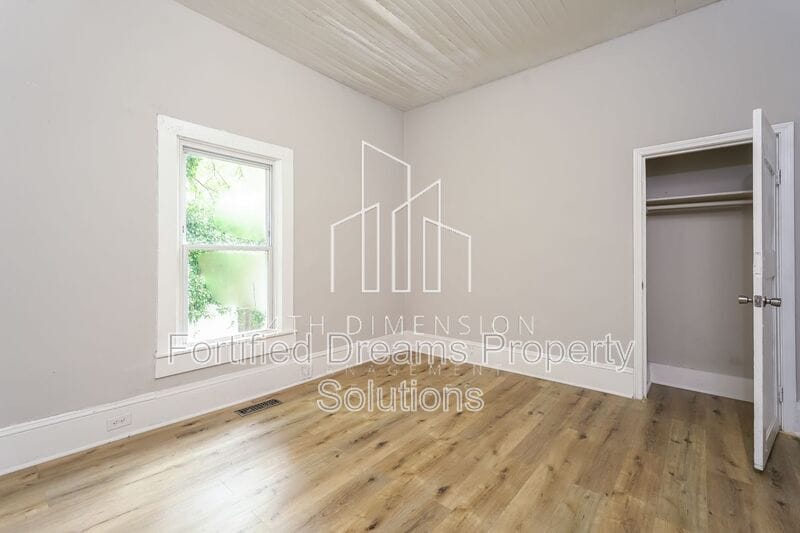 Building Photo - 921 23rd St NE