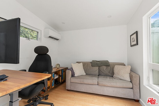 Building Photo - 942 Superba Ave