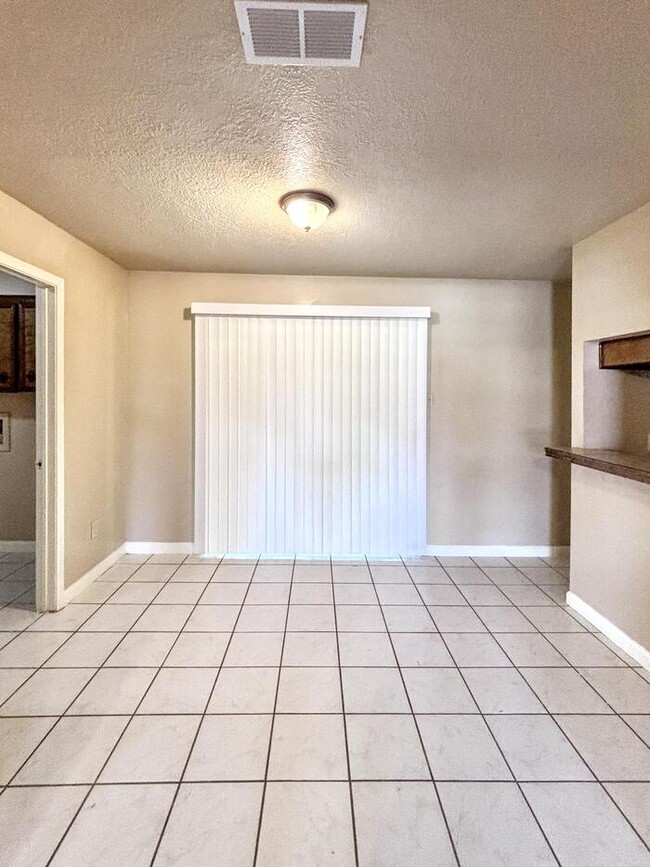 Building Photo - 3-Bedroom, 2-Bathroom Home in Convenient L...