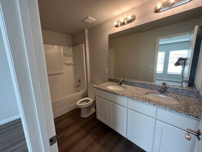 Building Photo - Beautiful 4 Bedroom Home with Huge yard!