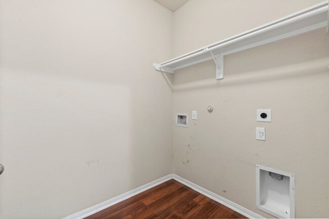 Building Photo - Comfort and Convenience in This Bay Colony Pointe Beauty