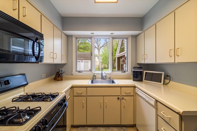 Building Photo - 745 Greenview Pl