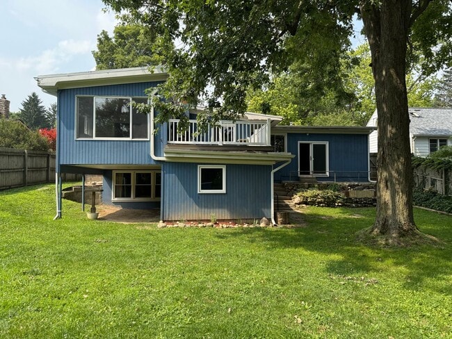 Building Photo - 3 bedrooms, 2 bathrooms, fenced in yard, e...
