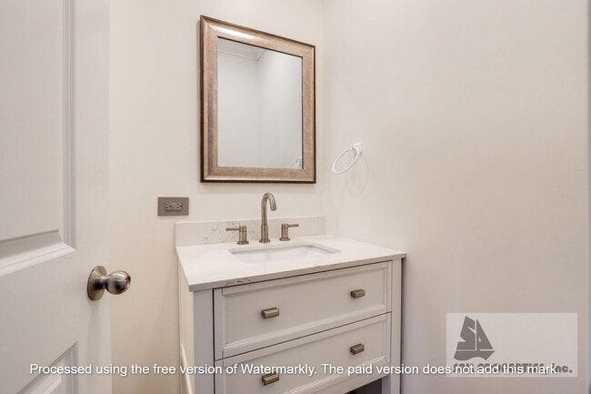 Building Photo - Gorgeous Remodeled Condo in Bixby Knolls