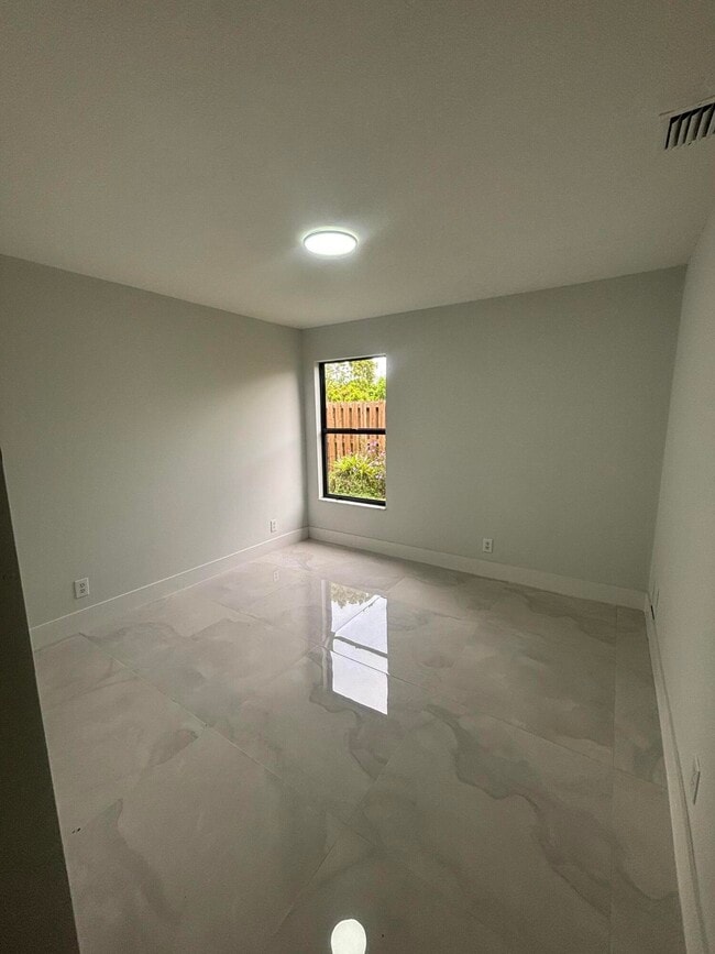 Building Photo - 1182 Raintree Ln