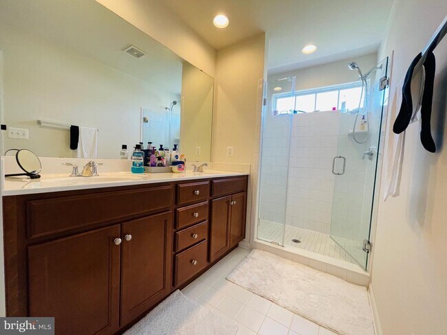 Building Photo - 419 Foxglove Way