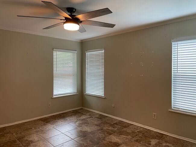 Building Photo - 1.5 Miles to Gruene / Fridge, Washer & Dryer Included / 2 Living Areas / Tons of Space / No Carpe...