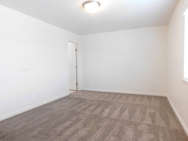 Building Photo - 654 Trinity Way