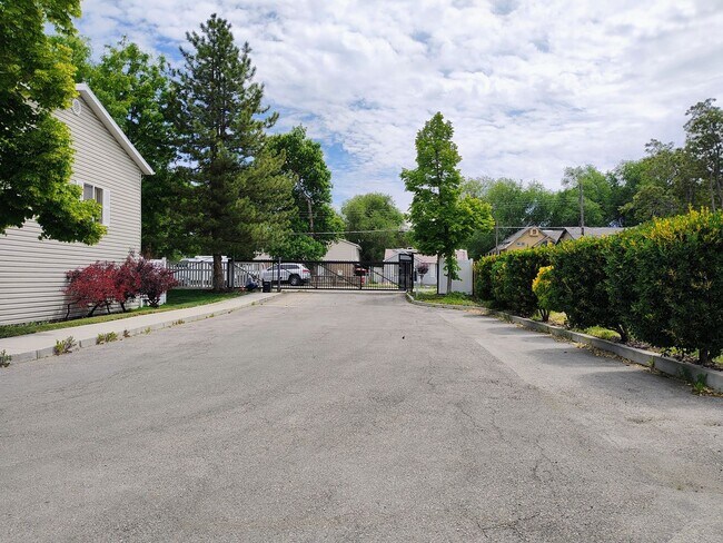 Building Photo - Great 3 Bd 2.5 Bath Townhome
