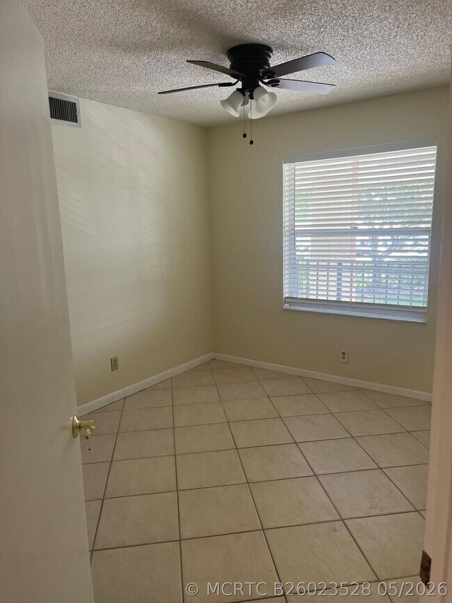 Building Photo - 9993 Three Lakes Cir