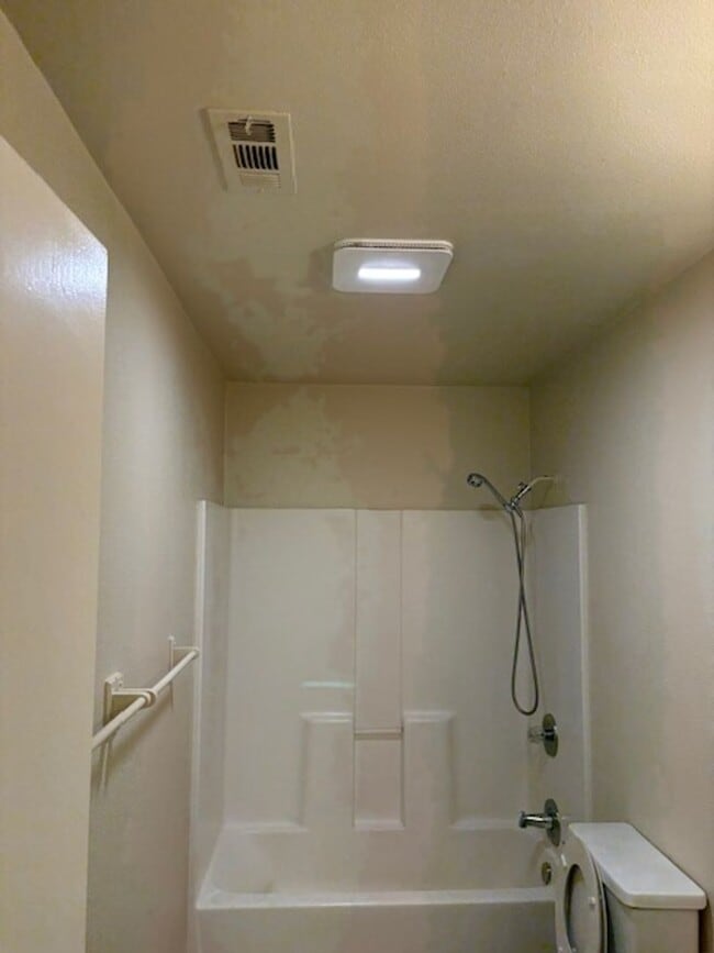 Building Photo - Single story, 3 bed 1.5 bath home.