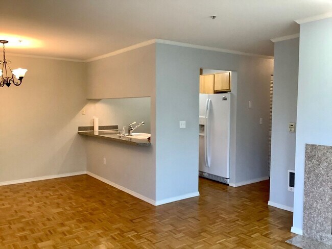 Building Photo - Two Bedroom/Two bath Capitol Hill Condo - ...