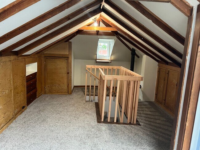 Building Photo - Beautifully updated 3 bedroom 1 bath duple...