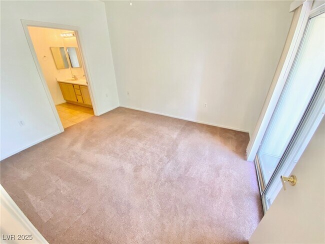 Building Photo - 3400 Cabana Dr