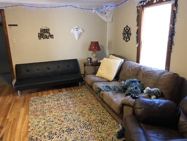 Building Photo - Great 4 Bed 1 Bath close to UWEC!
