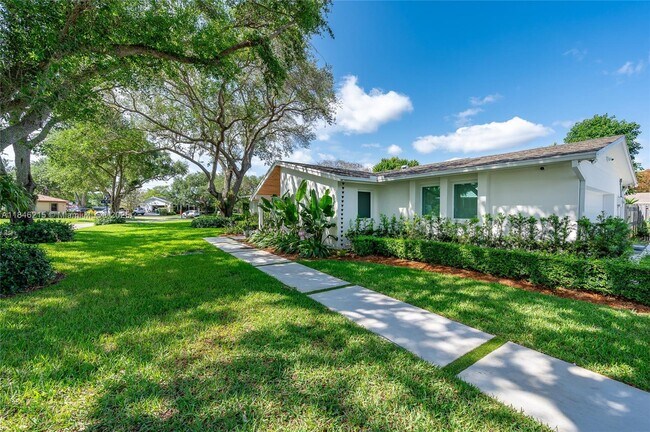 Building Photo - 16650 SW 77th Ct