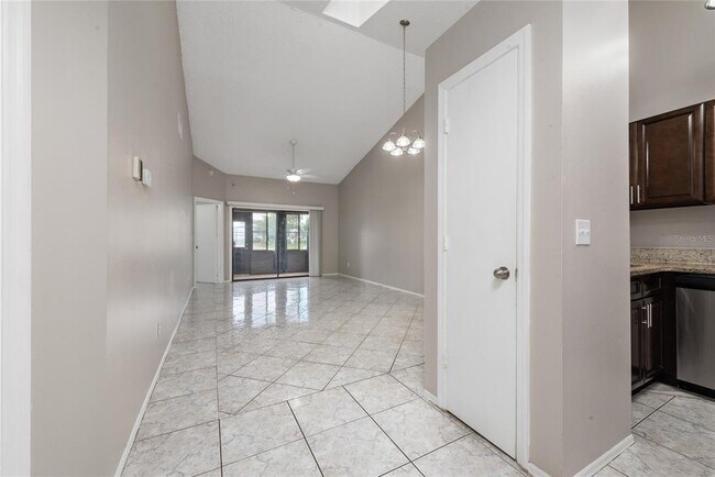 Building Photo - 140 Lakepointe Cir