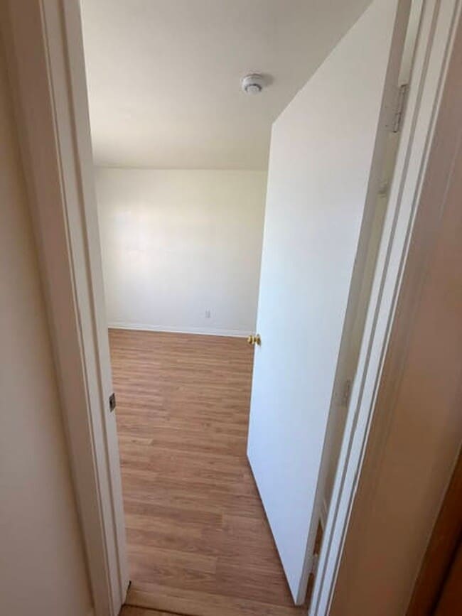 Building Photo - 3 bedrom 2.5 bath Gated Community Townhome with community  Pool, Spa & Private Garage