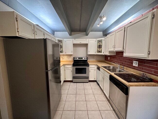 Building Photo - 836 Dexter St