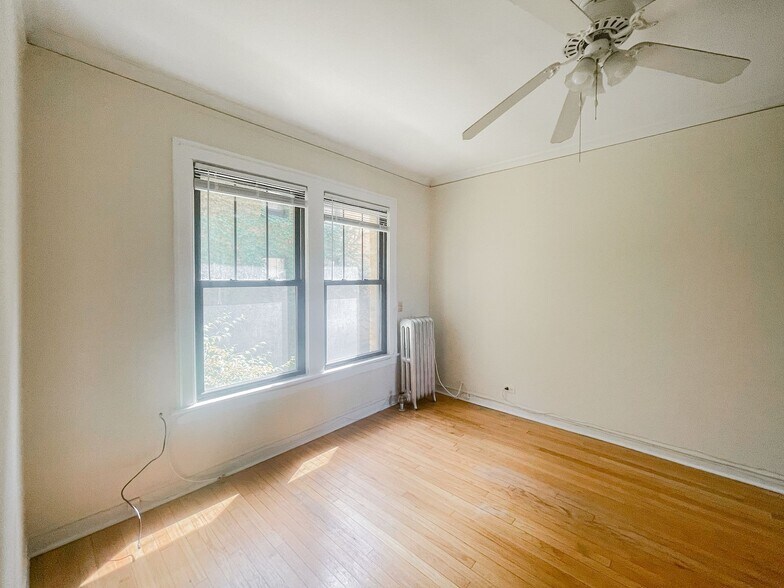 Building Photo - 1700 W Thorndale Ave