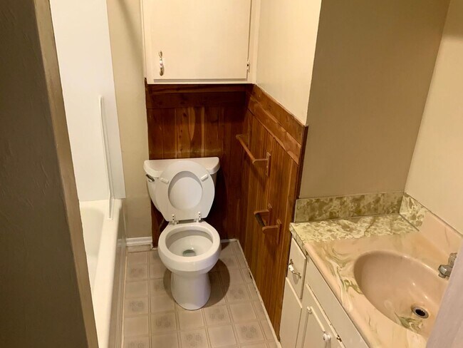 Building Photo - 2 Bedroom House in Springfield