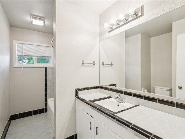 Building Photo - 2607 S Maplewood Ave