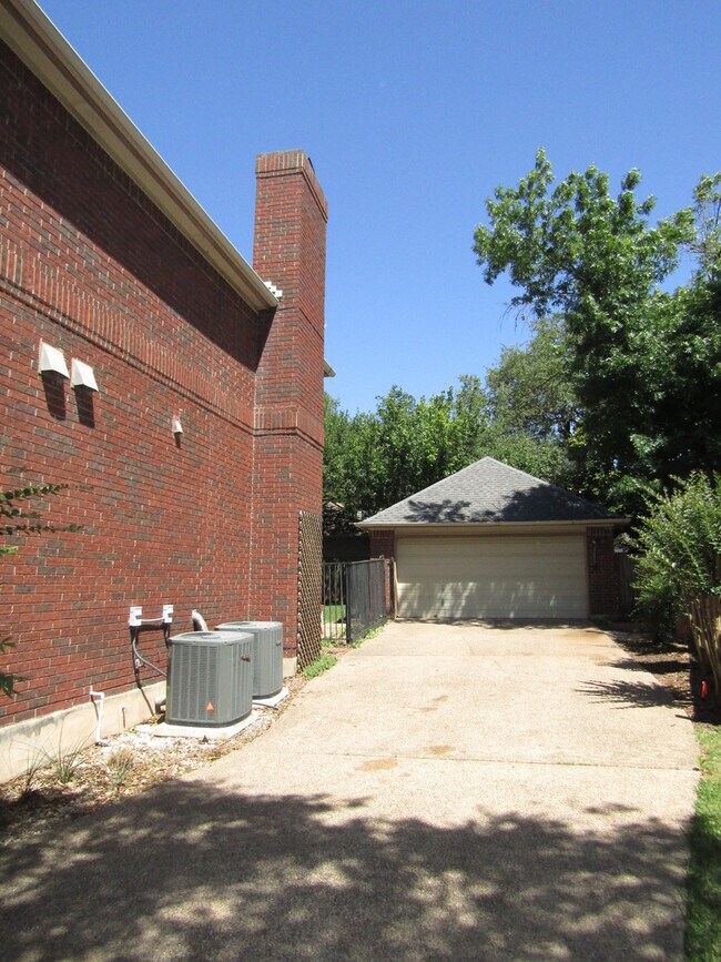 Building Photo - 6106 John Chisum Ln