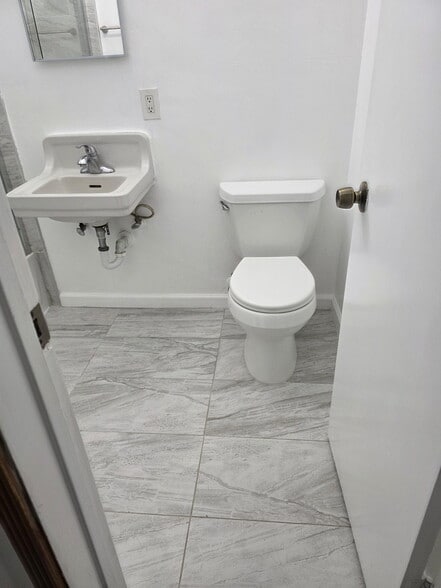 Bathroom - 3250 1/2 Walnut Grove Ave