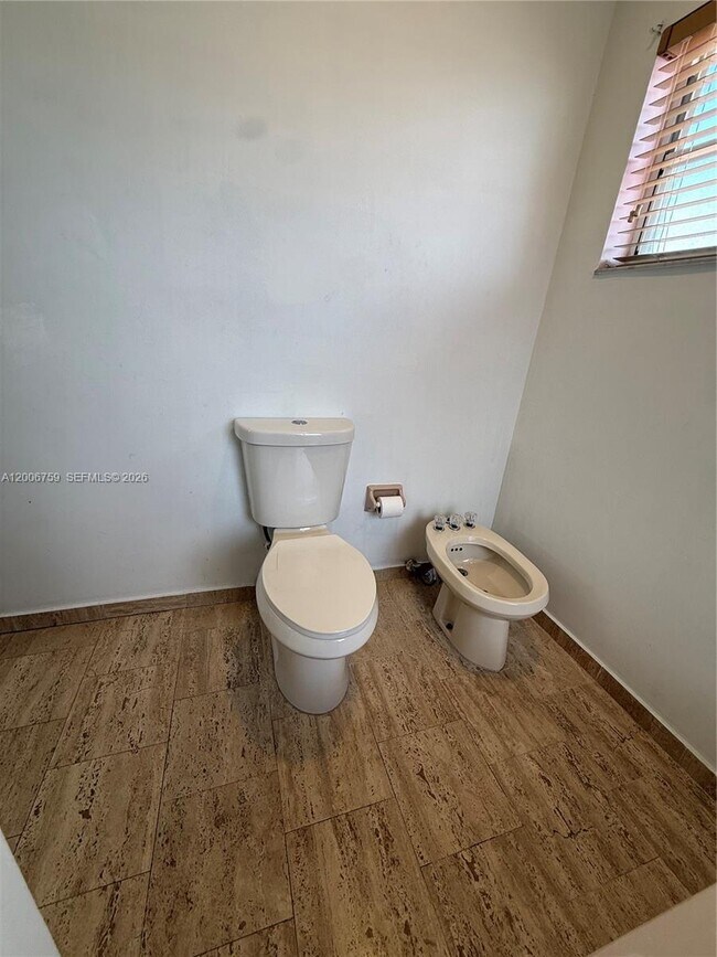 Building Photo - 9940 SW 146th Ct