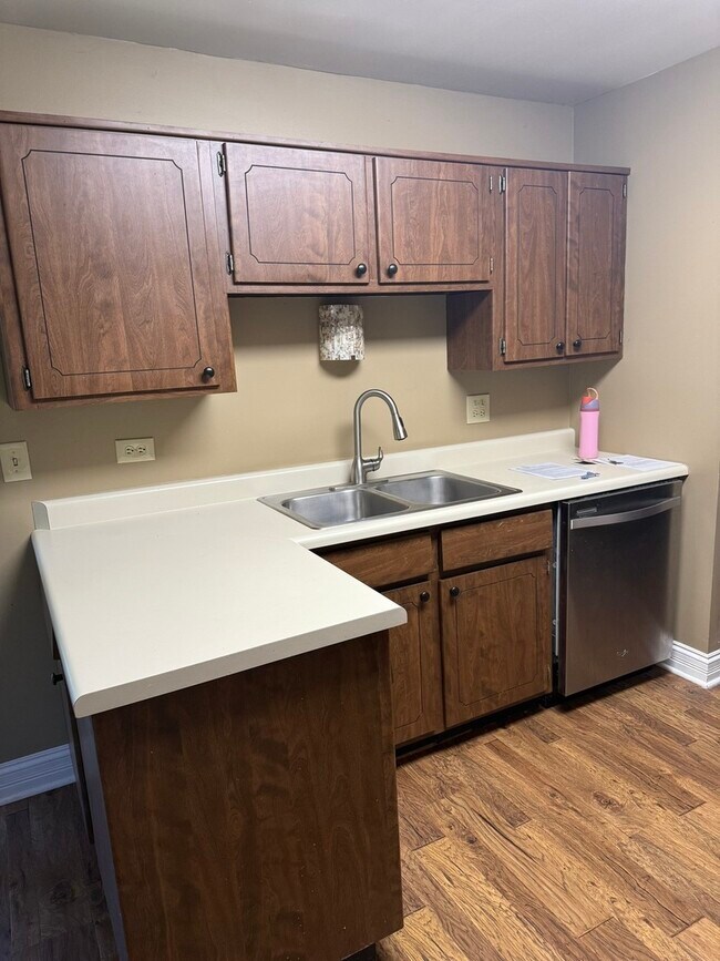 Building Photo - 216 Deerpath Ct