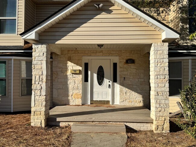 Building Photo - 627 W 2nd St