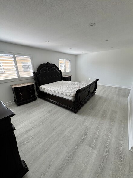 Building Photo - 18411 Collins St