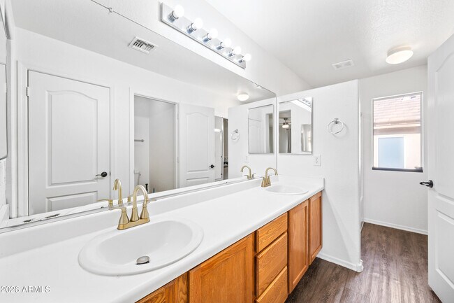 Building Photo - 1516 E Mobile Ln