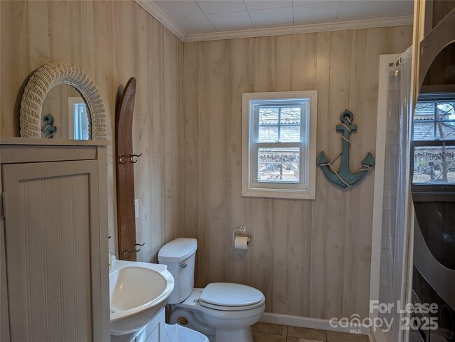 Building Photo - 187 Commodore Loop