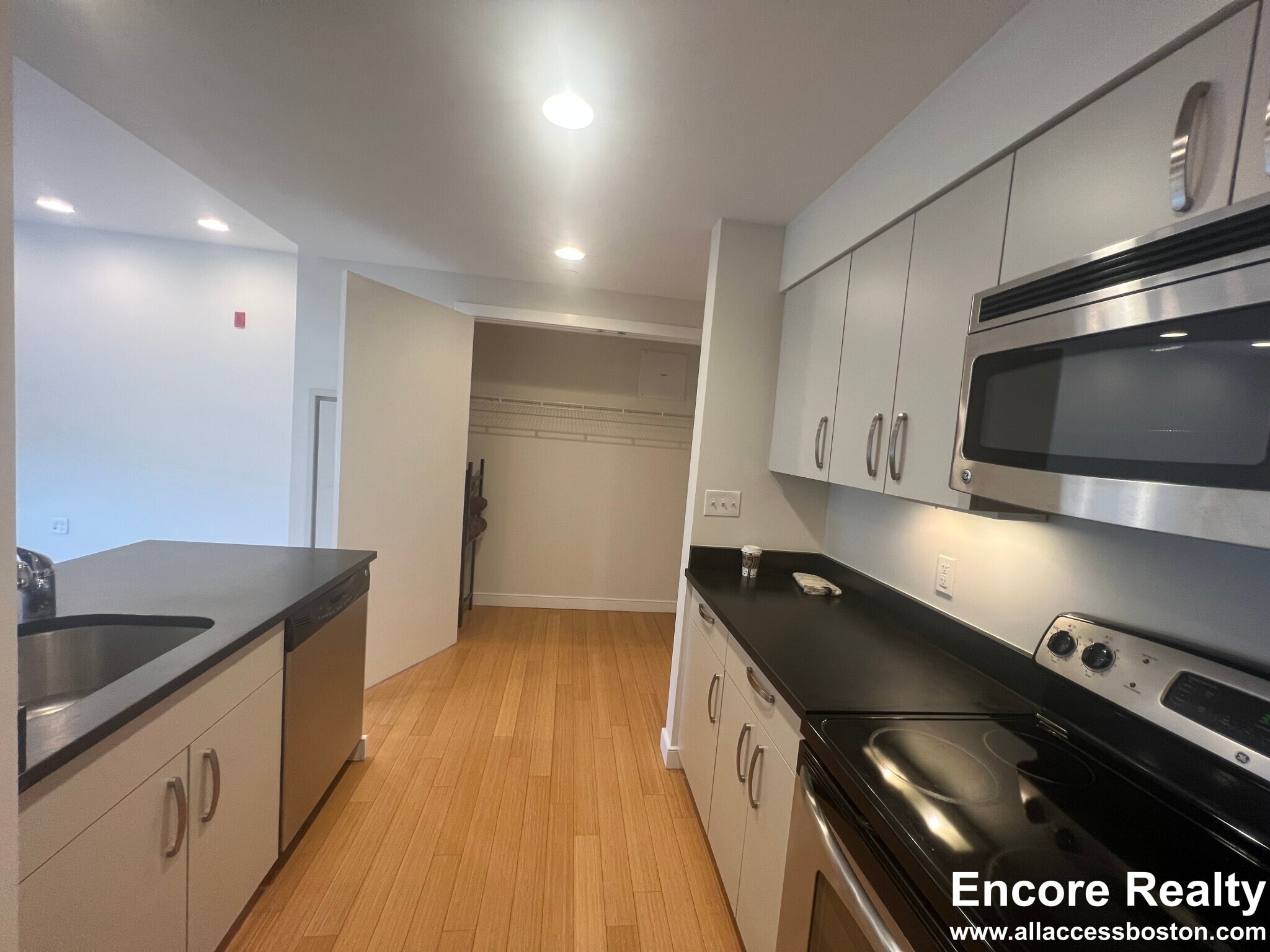 Building Photo - 601 Albany St