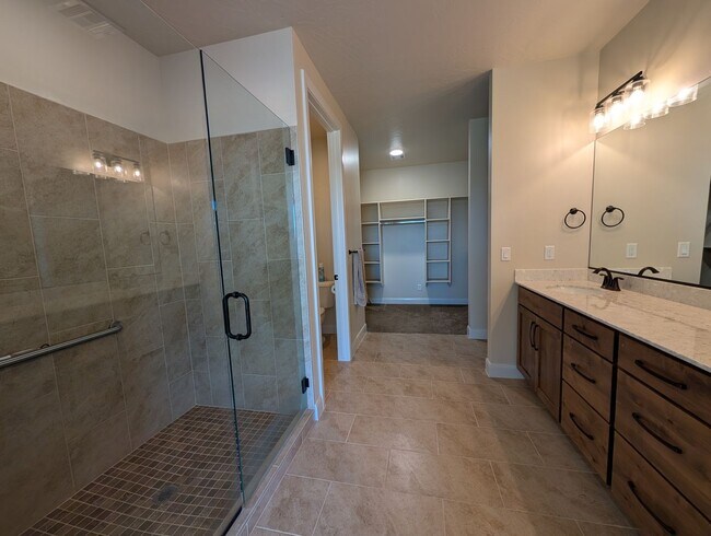 Building Photo - 951 N Main St