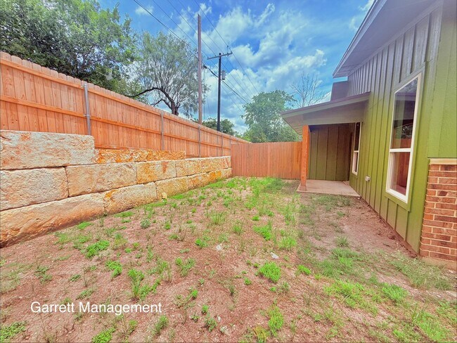 Building Photo - 207 N Ridge