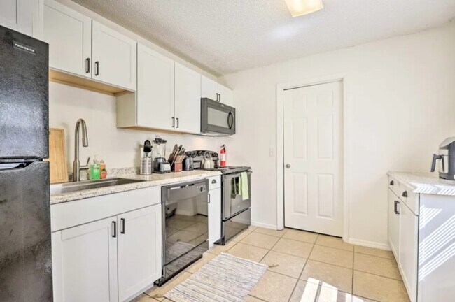 Building Photo - 416 40th St E