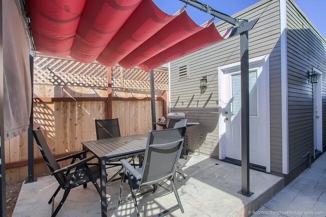 Building Photo - 4004 Arizona St