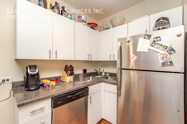 Building Photo - 1048 W Dickens Ave