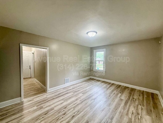 Building Photo - 927 N Elm Ave