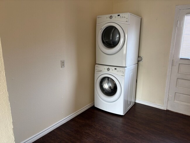 Building Photo - 3/2 Near Downtown Sherman!