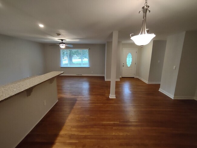 Building Photo - Pristine, move in ready ranch style home l...