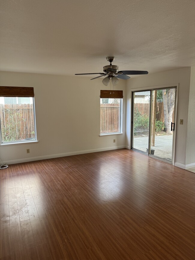 Building Photo - 873 Sonnet Wy