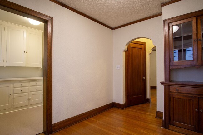 Building Photo - LOOK & LEASE! Stunning 1930s Townhouse in ...