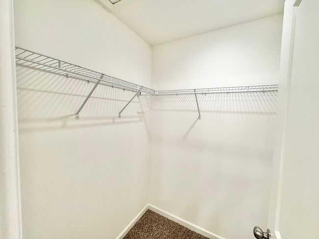 Building Photo - Charming 2 br 2.5 ba townhome covered fron...