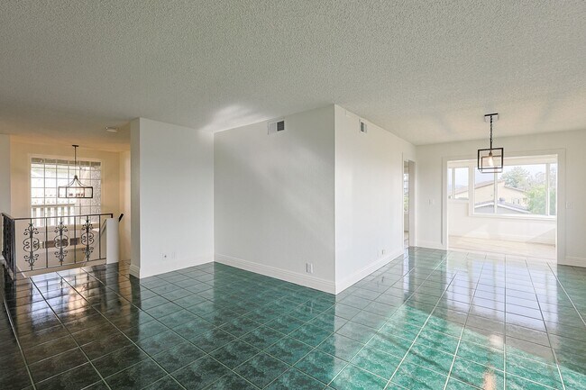 Building Photo - Spacious 4 Bed / 3 Bath Home in Desirable Nebo Hill – La Mesa (3,056 Sq Ft)