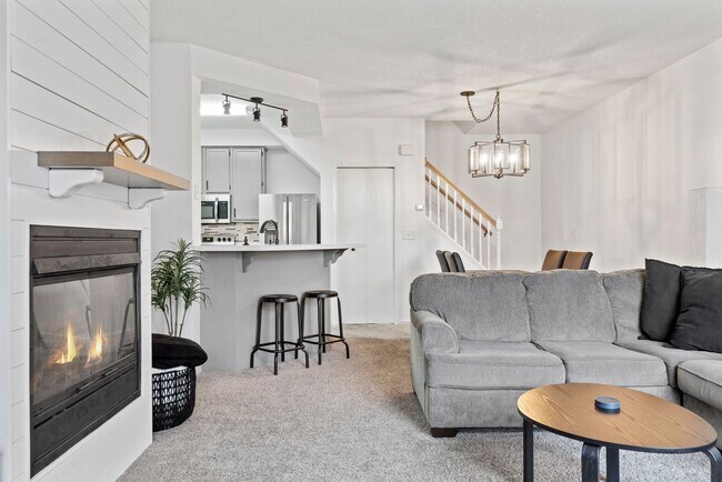 Building Photo - Great 2 bedroom, 1.5 bathroom Townhome in ...