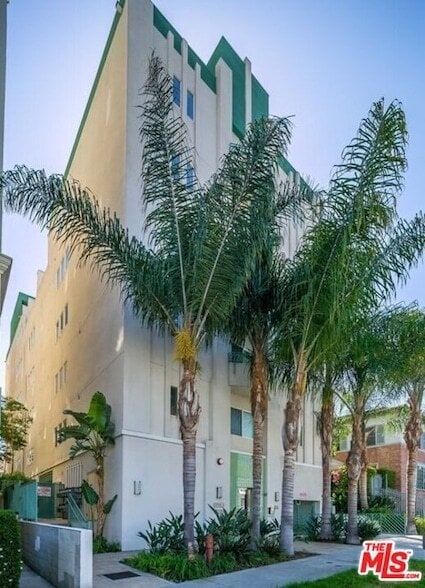 Building Photo - 906 Serrano Ave